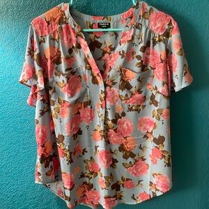 Lovely floral top, Torrid size zero, perfect transition piece